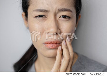 Women have a lot of toothache. Women have a lot of toothache. 57719235