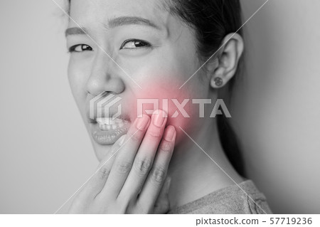Women have a lot of toothache. 57719236