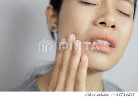 Women have a lot of toothache. Women have a lot of toothache. 57719237