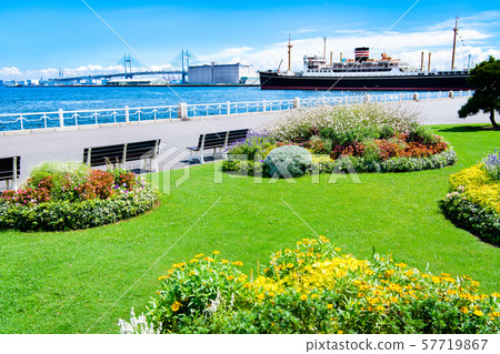 Yokohama Yamashita Park俯瞰Hikawamaru和海灣大橋 57719867