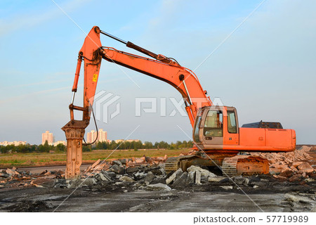 Crawler excavator with hydraulic hammer for the destruction of concrete and hard rock  57719989
