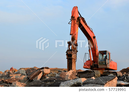 Crawler excavator with hydraulic hammer for the destruction of concrete and hard rock  57719991