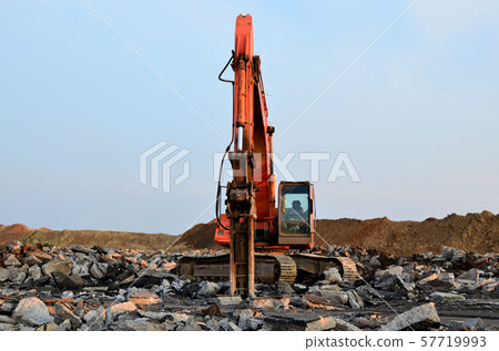Crawler excavator with hydraulic hammer for the destruction of concrete and hard rock  57719993
