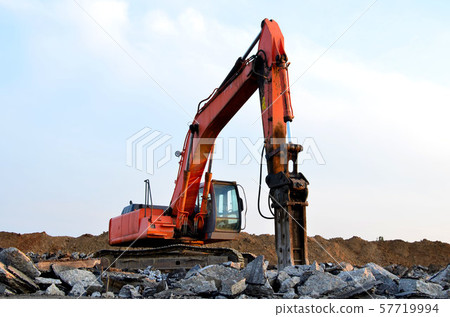 Crawler excavator with hydraulic hammer for the destruction of concrete and hard rock Crawler excavator with hydraulic hammer for the destruction of concrete and hard rock 57719994