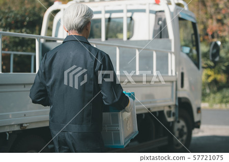 返回 後背 銀髮族 57721075