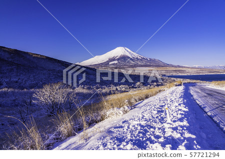 (山梨縣)從山中湖的全景看雪山的富士山 (山梨縣)從山中湖的全景看雪山的富士山 57721294