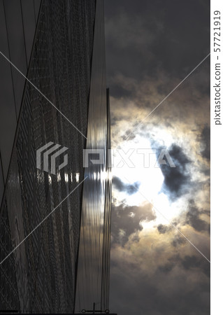 陽光反射在建築物上 57721919