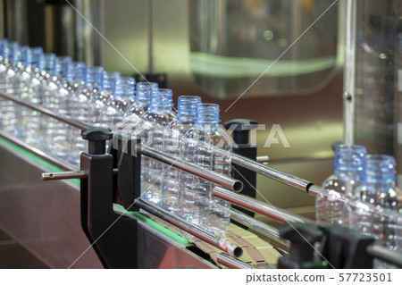 The PET bottles on the conveyor belt . The PET bottles on the conveyor belt . 57723501