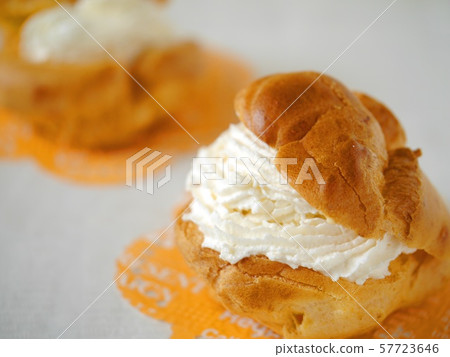 Cream puff (horizontal position up) 57723646