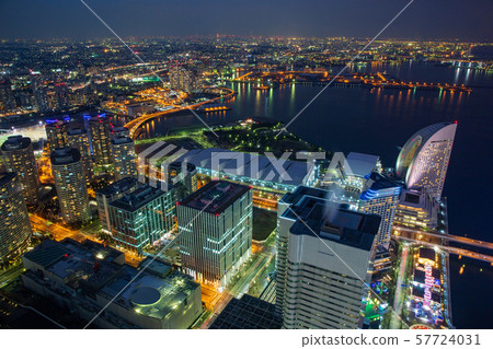 俯瞰橫濱的夜景 57724031