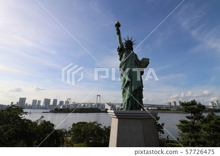 自由女神像和彩虹橋在富士電視台前在台場 自由女神像和彩虹橋在富士電視台前在台場 57726475