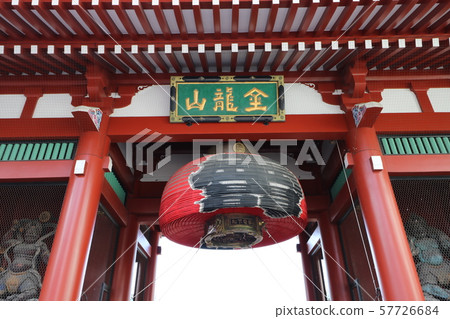 在Sansha節期間在Sensoji寺的Kaminarimon被擊碎的燈籠 在Sansha節期間在Sensoji寺的Kaminarimon被擊碎的燈籠 57726684