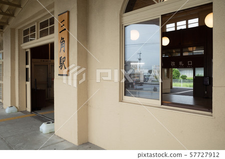 Triangular station 57727912