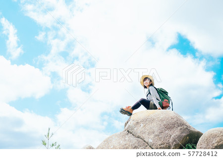 攀爬的年輕女子 攀爬的年輕女子 57728412