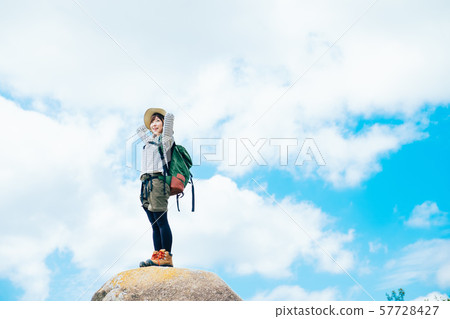 攀爬的年輕女子 攀爬的年輕女子 57728427