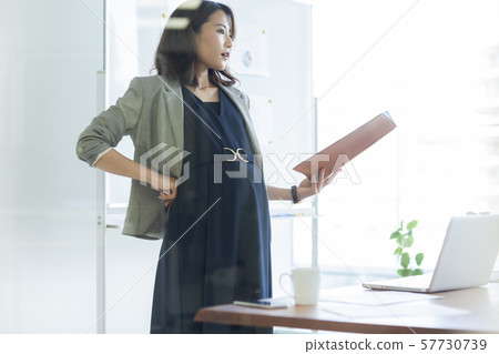 Pregnant woman 57730739