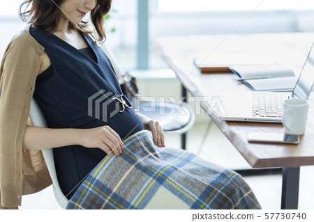 Pregnant woman 57730740