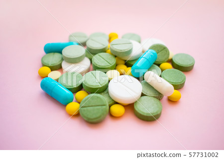 Opioid Pills. Opioid epidemic and drug abuse 57731002