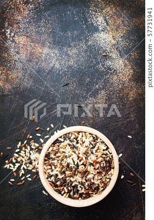 raw rice 57731941