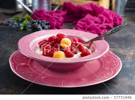 oat flakes with berries 57731946