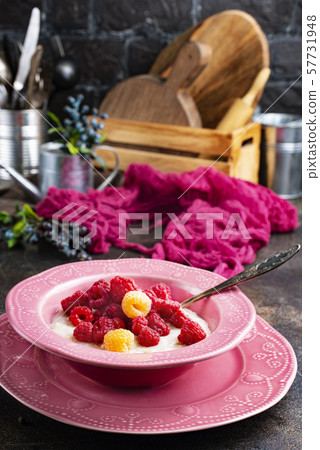 oat flakes with berries 57731948