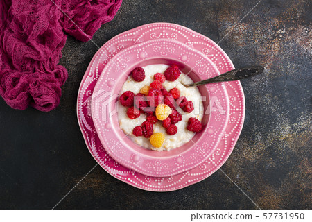 oat flakes with berries 57731950