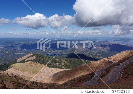 從山頂往下看的山路和風光 從山頂往下看的山路和風光 57732553