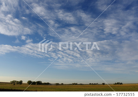 薄薄的白雲,在蔚藍的天空 薄薄的白雲,在蔚藍的天空 57732555