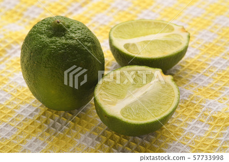 Cut lime 57733998