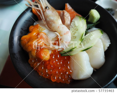 Bowl of rice topped with sashimi  57735463