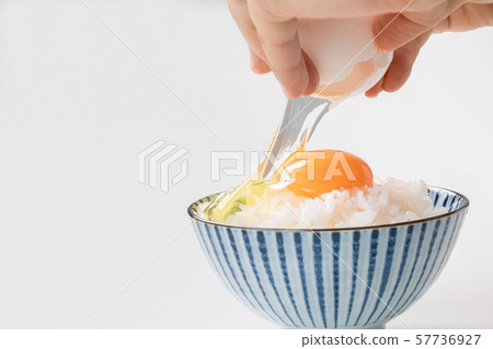 在白米上的生雞蛋在白色背景蛋飯上一碗 57736927