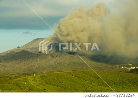 吹火山煙的麻生山 57738284