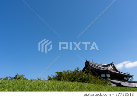 京都神社圖像和藍天副本空間 57738518