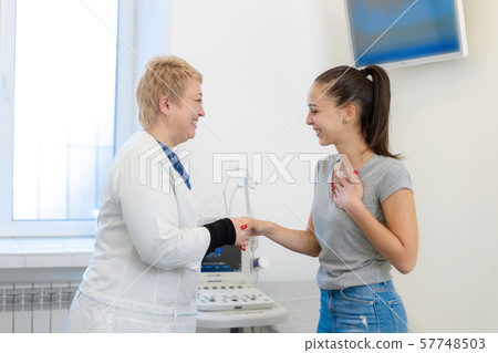 A young girl patient thanked the doctor for the A young girl patient thanked the doctor for the 57748503