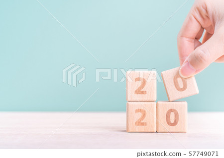 2020年新年秋天女性手目標木刻倒計時目標新年快樂 57749071