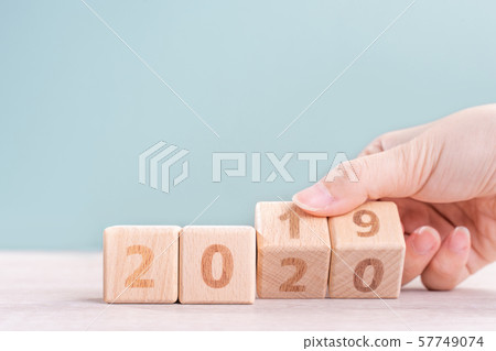 2020年新年秋天女性手目標木刻倒計時目標新年快樂 57749074