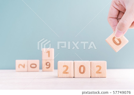 2020年新年秋天女性手目標木刻倒計時目標新年快樂 57749076