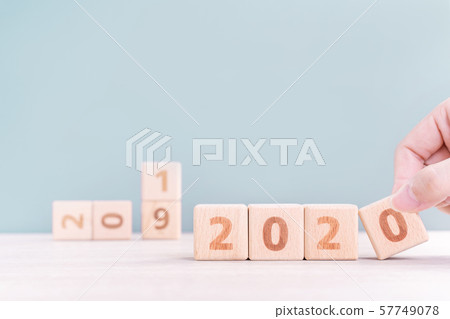 2020年新年秋天女性手目標木刻倒計時目標新年快樂 57749078