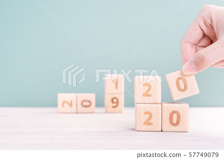 2020年新年秋天女性手目標木刻倒計時目標新年快樂 57749079