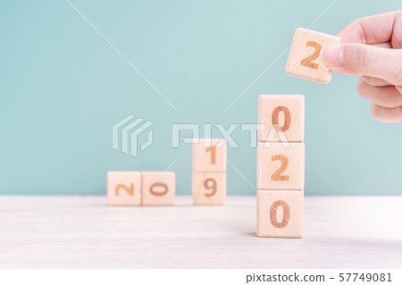 2020年新年秋天女性手目標木刻倒計時目標新年快樂 2020年新年秋天女性手目標木刻倒計時目標新年快樂 57749081
