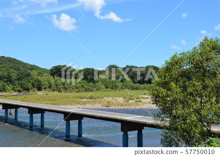 The settlement bridge over the Shimanto River The settlement bridge over the Shimanto River 57750010