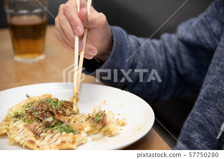 Scene of eating while touching a smartphone 57750280