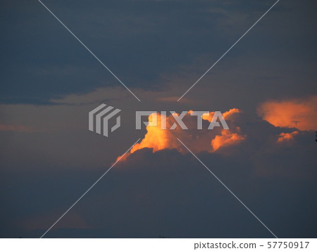 傍晚的天空 57750917