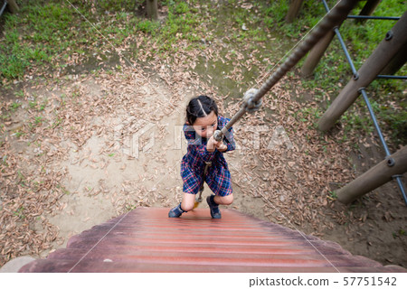 攀登繩索的女孩 57751542