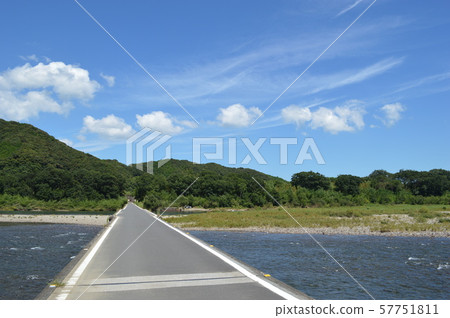 下沉的橋直跨銀行 下沉的橋直跨銀行 57751811