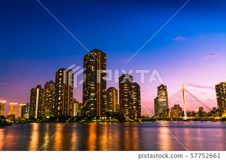 永代公園(東京都中央區)汝ou島大廈的夜景 永代公園(東京都中央區)汝ou島大廈的夜景 57752661