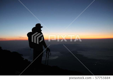 登山者在富士山等待訪問 57753884