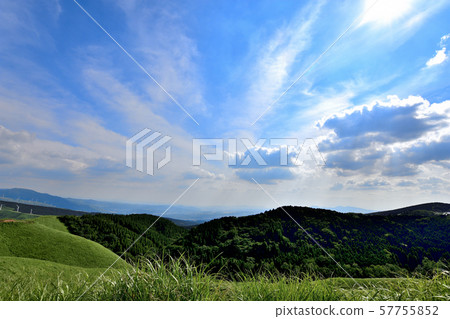 美麗的大自然和晴朗的天空 57755852