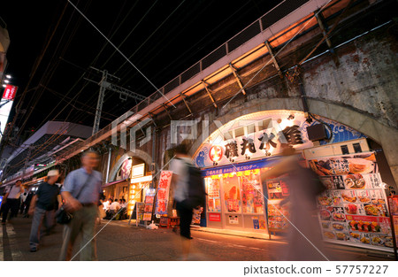 日本東京市容，晚上在新橋站 57757227