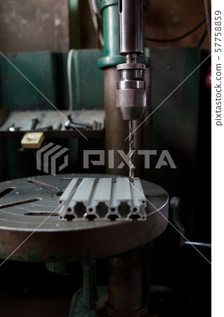 用鑽孔機鑽孔 57758859